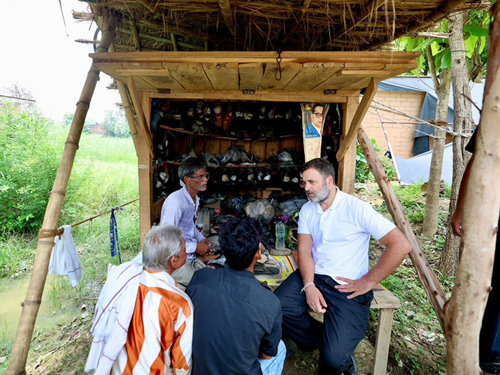 मोची राम चैत की दुकान सुल्तानपुर-लखनऊ रोड पर कूरेभार के विधायक नगर चौराहे पर है। राहुल यहां 5 मिनट रुके।