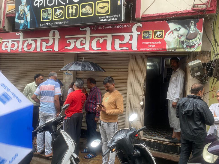 मध्यप्रदेश के पूर्व गृहमंत्री हिम्मत कोठारी के भतीजे प्रकाश कोठारी की शॉप जावरा में है।