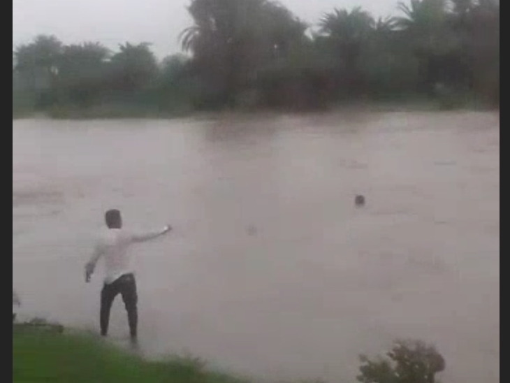 Video of a villager getting swept away in the river goes viral | नदी ...