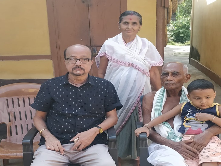 अपने गांव में स्कूल टीचर के साथ रामेन डेका।