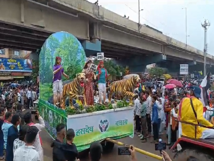 प्रकृति का संदेश देती चलित झांकी को किया गया शामिल।