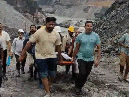 खदान में बहे शिफ्ट इंचार्ज की लाश को SDRF की टीम ने बरामद किया।