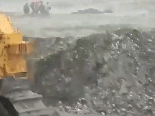 कोरबा जिले की SECL कुसमुंडा खदान में अचानक आए पानी के तेज बहाव में 4 अधिकारी बह गए। तीन सुरक्षित निकल आए जबकि एक की 16 घंटे बाद लाश मिली है। - Dainik Bhaskar