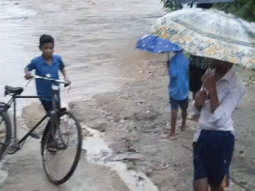 गरियाबंद के खरीपथरा में खैरानाले का जलस्तर बढ़ने से स्कूल गए 17 छात्र फंस गए। इन्हें आज सुरक्षित घर रवाना किया गया।