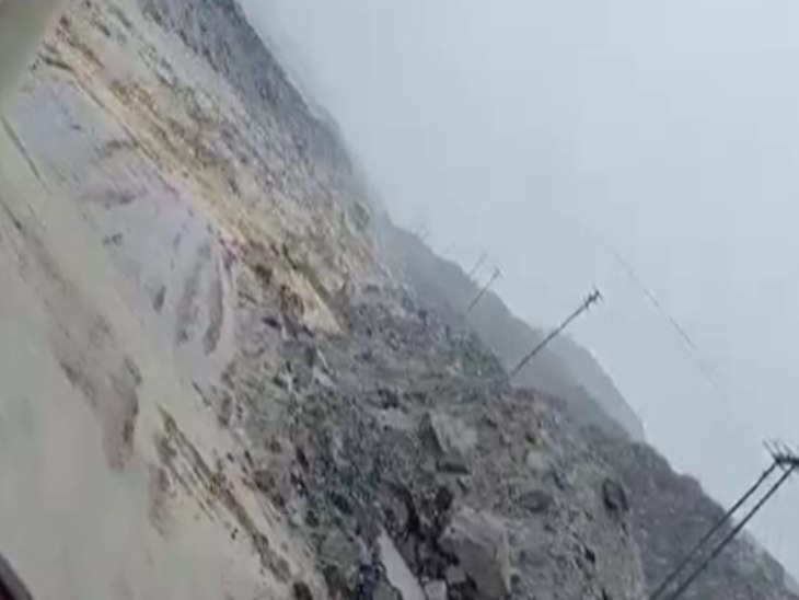 इसी रास्से ते मिट्टी और पानी का सैलाब आया, जिसमें चारों अधिकारी बह गए।