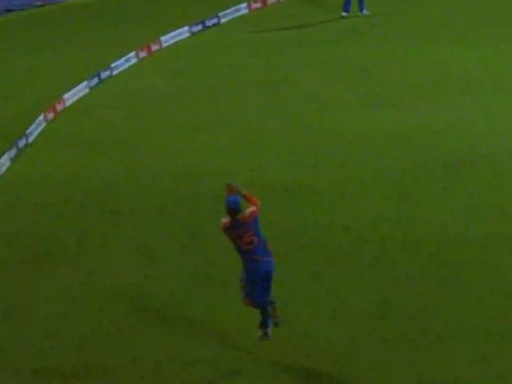 Rinku Singh tries to take the catch at deep square leg.