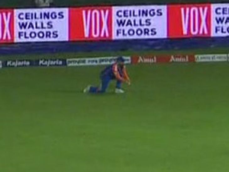 Rinku took the catch of Kamindu Mendis.