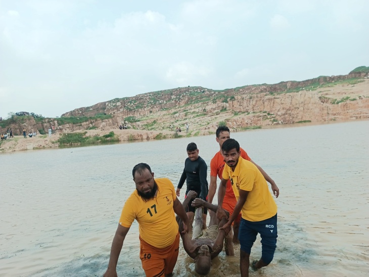 भैंस चराने गए एक बुजुर्ग की बंद पड़ी खदान में डूबने से मौत हो गई। - Dainik Bhaskar