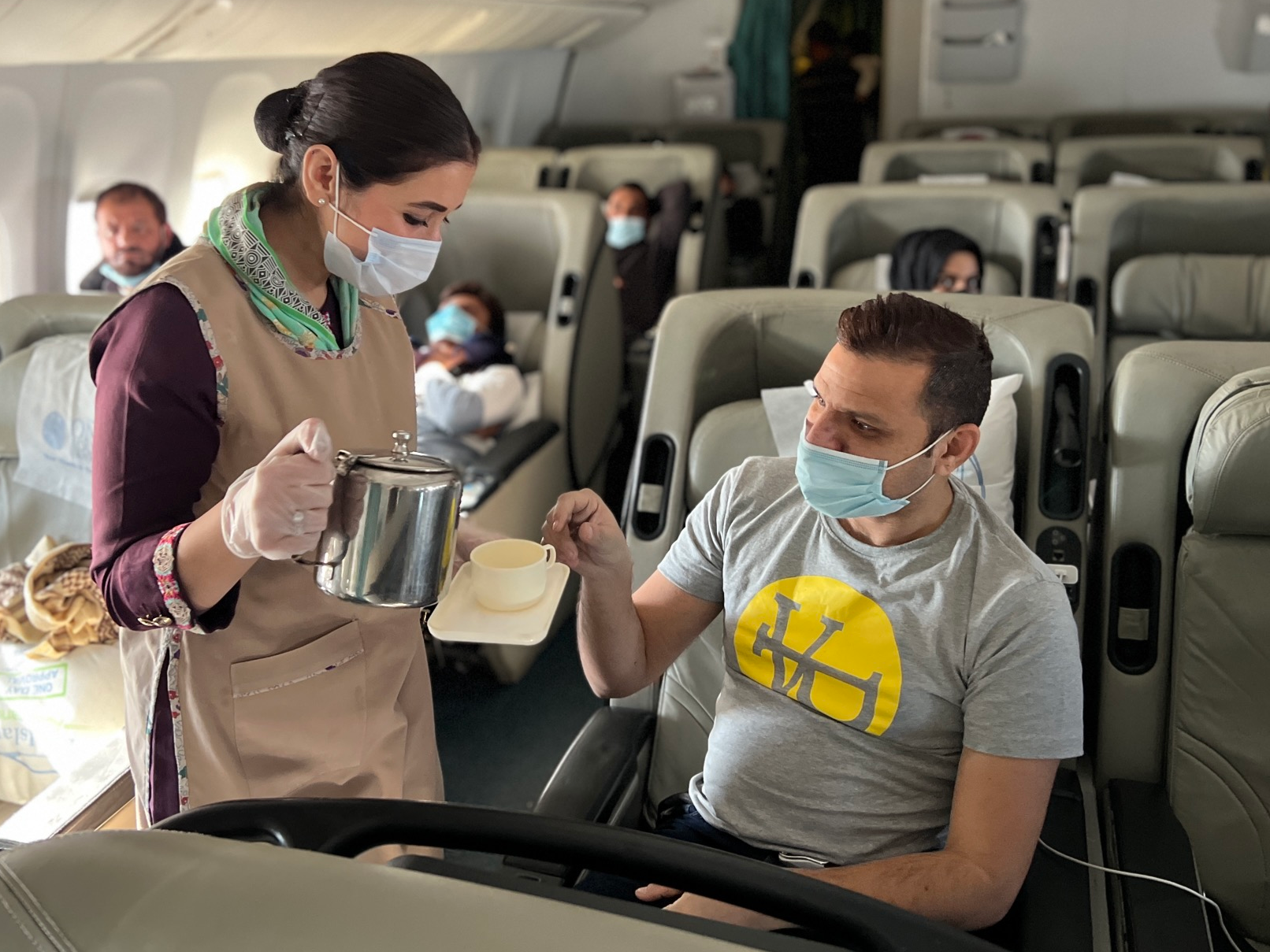 Pakistani air hostess caught smuggling foreign currency | विदेशी करेंसी की तस्करी करती पकड़ी गई पाकिस्तानी एयर होस्टेस: मोजे में छुपाकर ले जा रही थे 1 करोड़ से अधिक ...