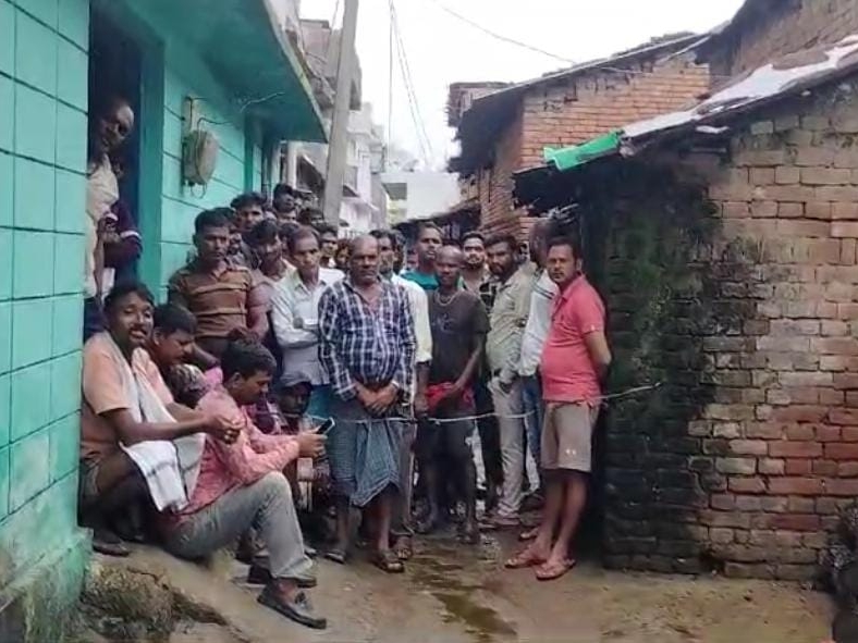 छत्तीसगढ़ के बलौदाबाजार में सोमवार की सुबह घर में मां-बेटी की लाश मिलने के बाद घर में लोगों की भीड़ जुटी।