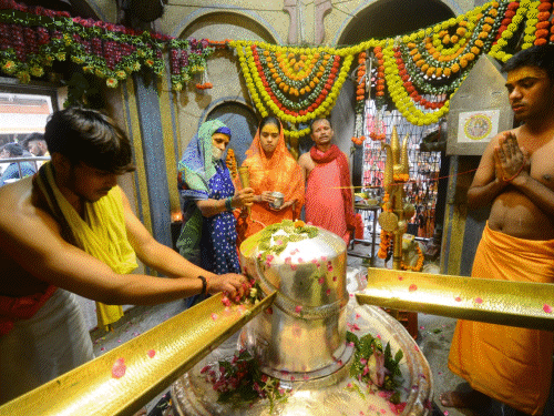 बक्शी का तालाब स्थित ऋण मुक्तेश्वर महादेव का मंदिर। - Dainik Bhaskar