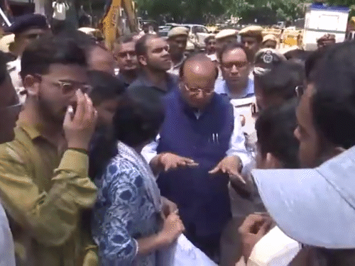 दिल्ली के एलजी वीके सक्सेना ओल्ड राजेंद्र नगर के राउ IAS कोचिंग सेंटर पहुंचे। उन्होंने प्रदर्शन कर रहे छात्रों से मुलाकात की।