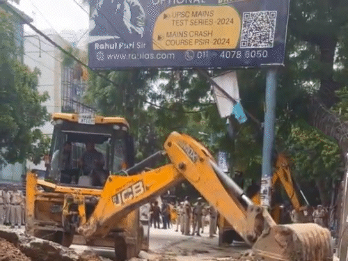 सोमवार सुबह ओल्ड राजेंद्र नगर से अतिक्रमण हटाया गया।