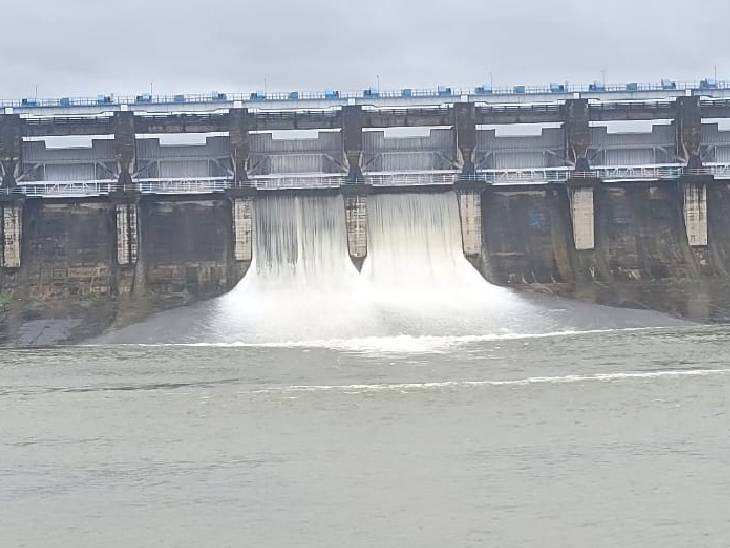 भोपाल के पास कोलार डैम के 8 में से 2 गेट सोमवार को भी खुले रहे।