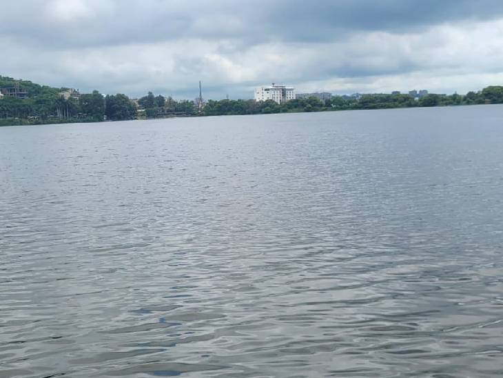 शाहपुरा तालाब में भी अच्छा पानी आ गया है।