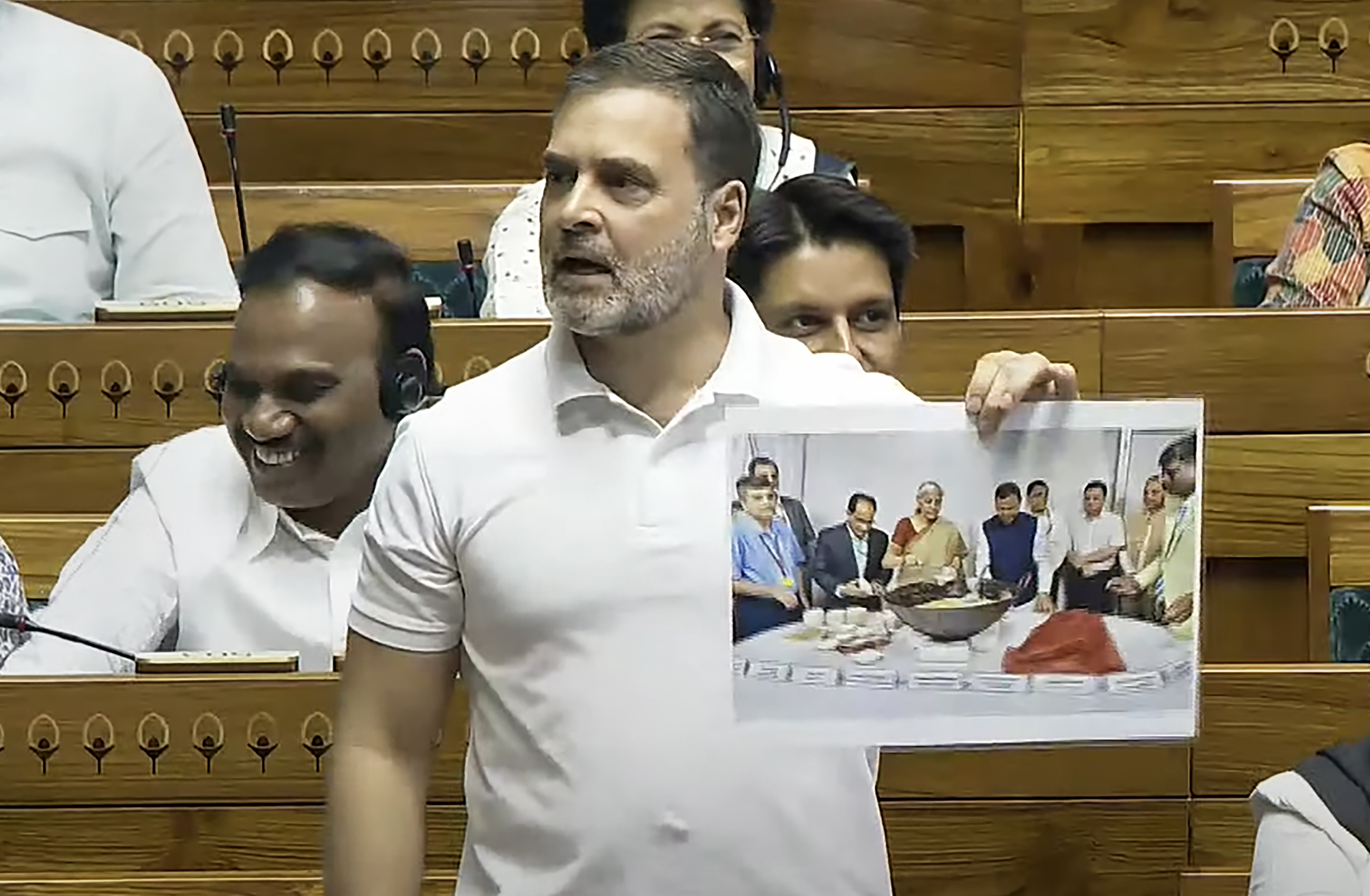 संसद में राहुल गांधी का 46 मिनट का भाषण:महाभारत के चक्रव्यूह की चर्चा, अडाणी-अंबानी पर हंगामा, निर्मला ने सिर पकड़ा... पढ़ें क्या-क्या हुआ 13 राहुल ने कहा कि 20 अफसरों ने मिलकर हिंदुस्तान का बजट बनाया है, जिसमें सिर्फ एक माइनॉरिटी और एक OBC अफसर है।