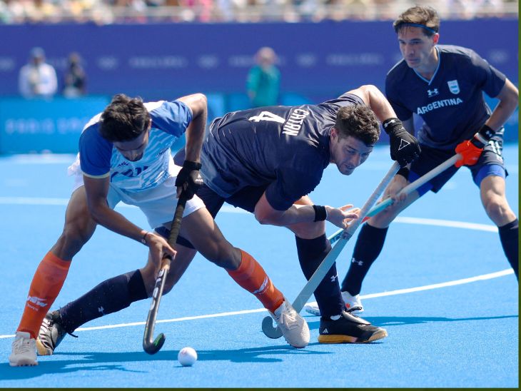 मैच के दौरान बॉल को ड्रिबल करते भारतीय खिलाड़ी।