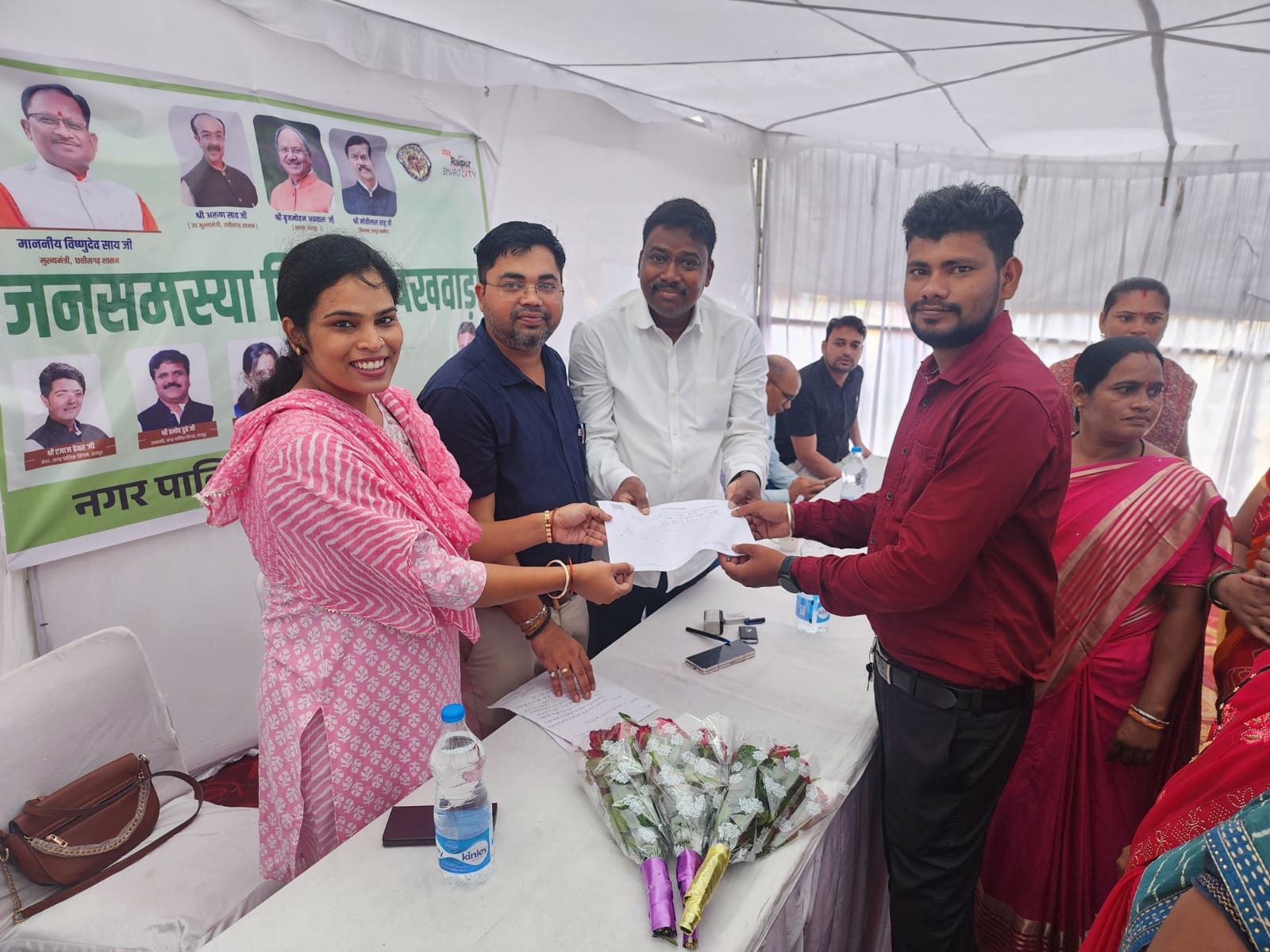 रायपुर के भनपुरी वार्ड नंबर 5 में लोगों को सुविधाएं मिली। मौके पर ही डॉक्यूमेंट वैरीफाई करते हुए अधिकारियों ने नामांतरण सर्टिफिकेट दे दिया।