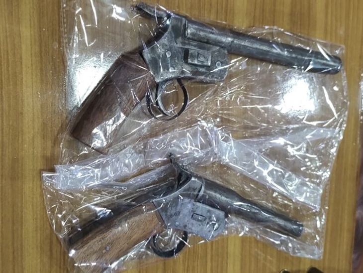 आरोपी के कब्जे से जब्त देसी कट्टे।