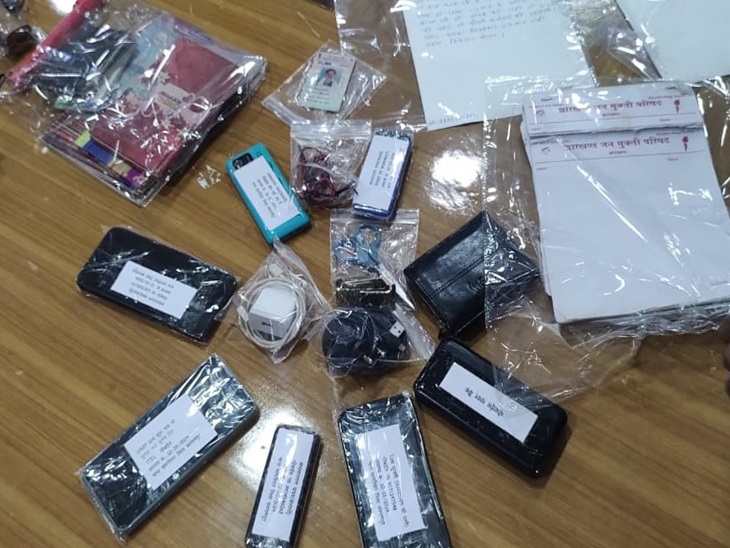 मोबाइल, लेटर पैड और अन्य सामान जब्त।