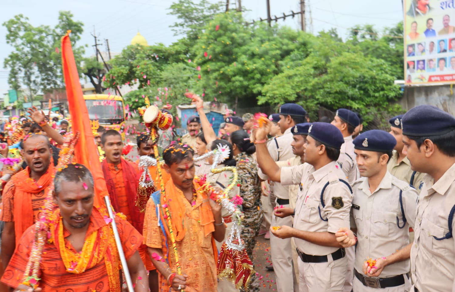 पुलिसकर्मियों ने कांवड़ियों पर बरसाए फूल।