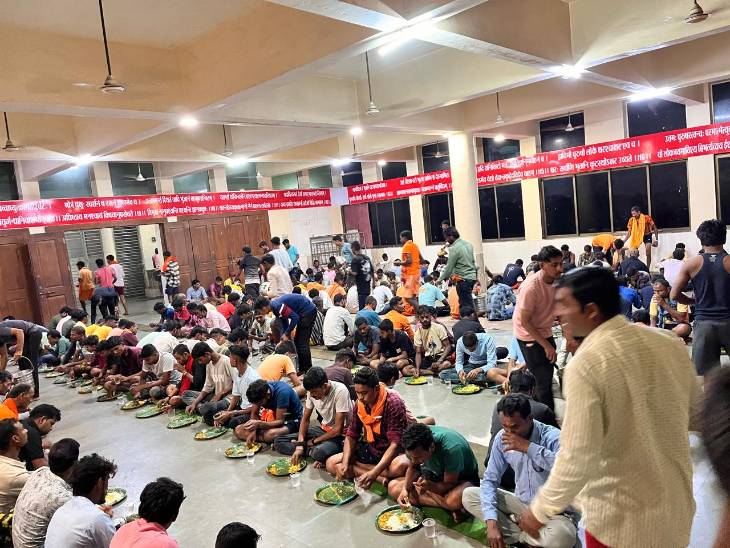 अमरकंटक के मृत्युंजय आश्रम में 8 हजार से अधिक कांवड़ियों, श्रद्धालुओं को निःशुल्क भोजन कराया गया।