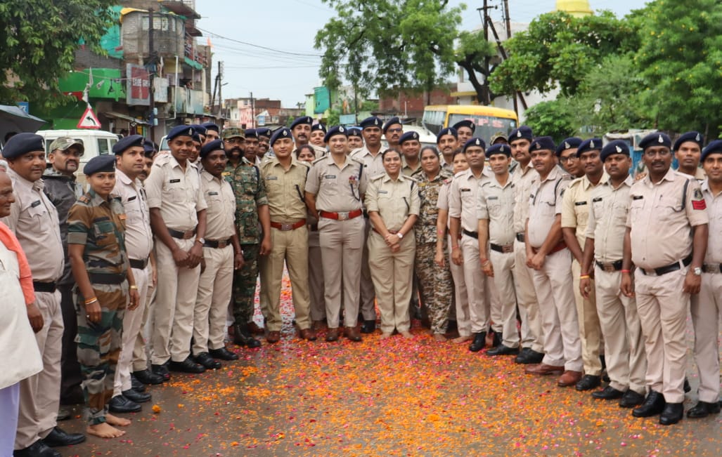 एसपी अभिषेक पल्लव और पुलिसकर्मियों की टीम, जो कांवड़ियों की व्यवस्था में लगे हैं।