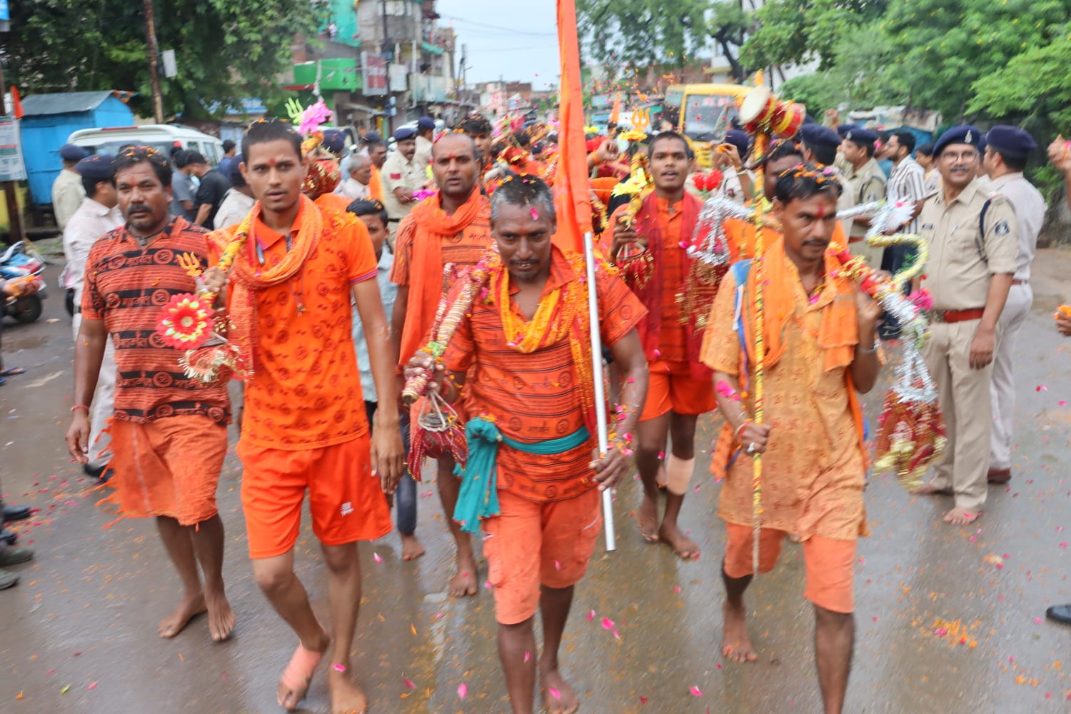 अमरकंटक से मां नर्मदा का जल लेकर कवर्धा पहुंच रहे कांवड़िए।