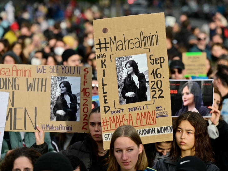 2022 সালে মাহসা আমিনির মৃত্যুর পর থেকে, ইরান জুড়ে হিজাব বিরোধী বিক্ষোভ হয়েছে।