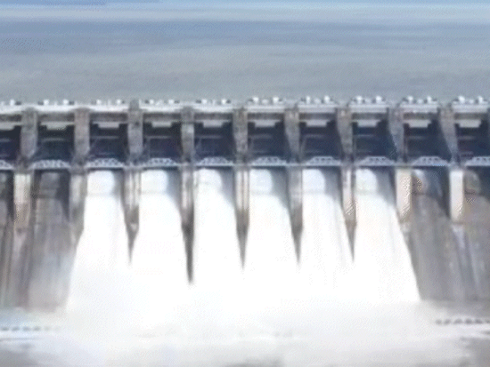 जबलपुर में बरगी डैम के 7 गेट खोलकर पानी छोड़ा जा रहा है।