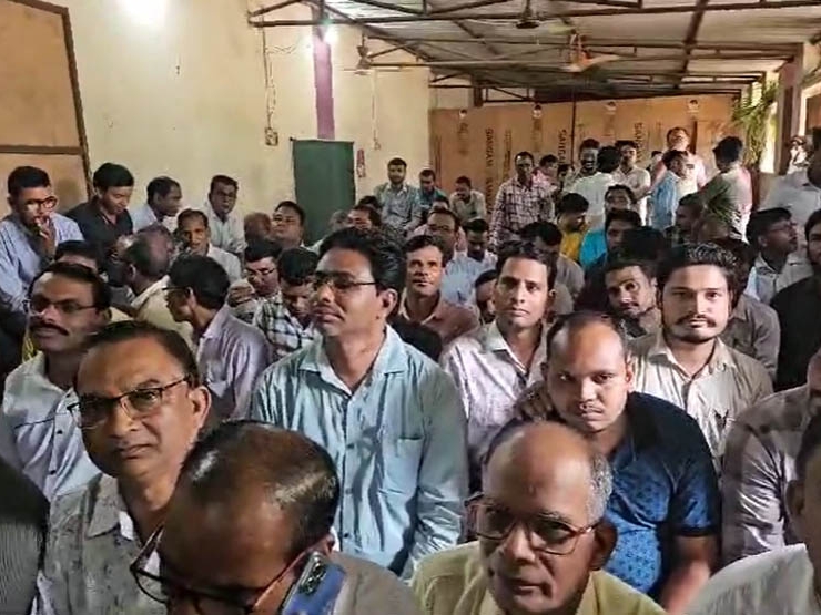 बिना डिग्री-डिप्लोमा इलाज करने वाले लोगों ने विधायक से मिलकर कार्रवाई रोकने की मांग की थी।
