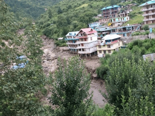 तोष नाला के आसपास की जमीन पर बनी बिल्डिंग और खेतों को नुकसान पहुंचा है।