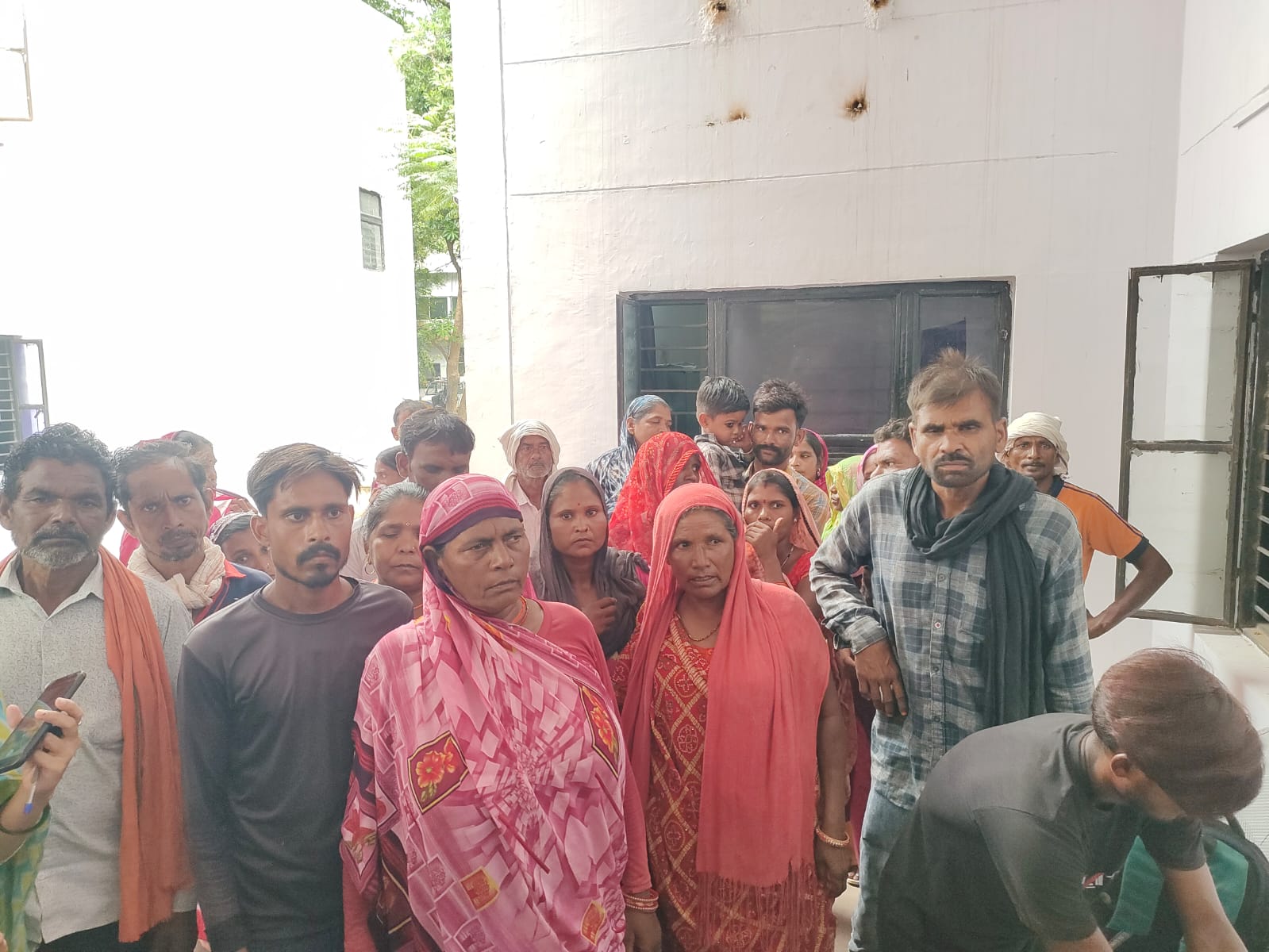 ग्रामीण सोमवार दोपहर करीब 3 बजे विधायक की शिकायत करने एसपी ऑफिस पहुंचे थे।