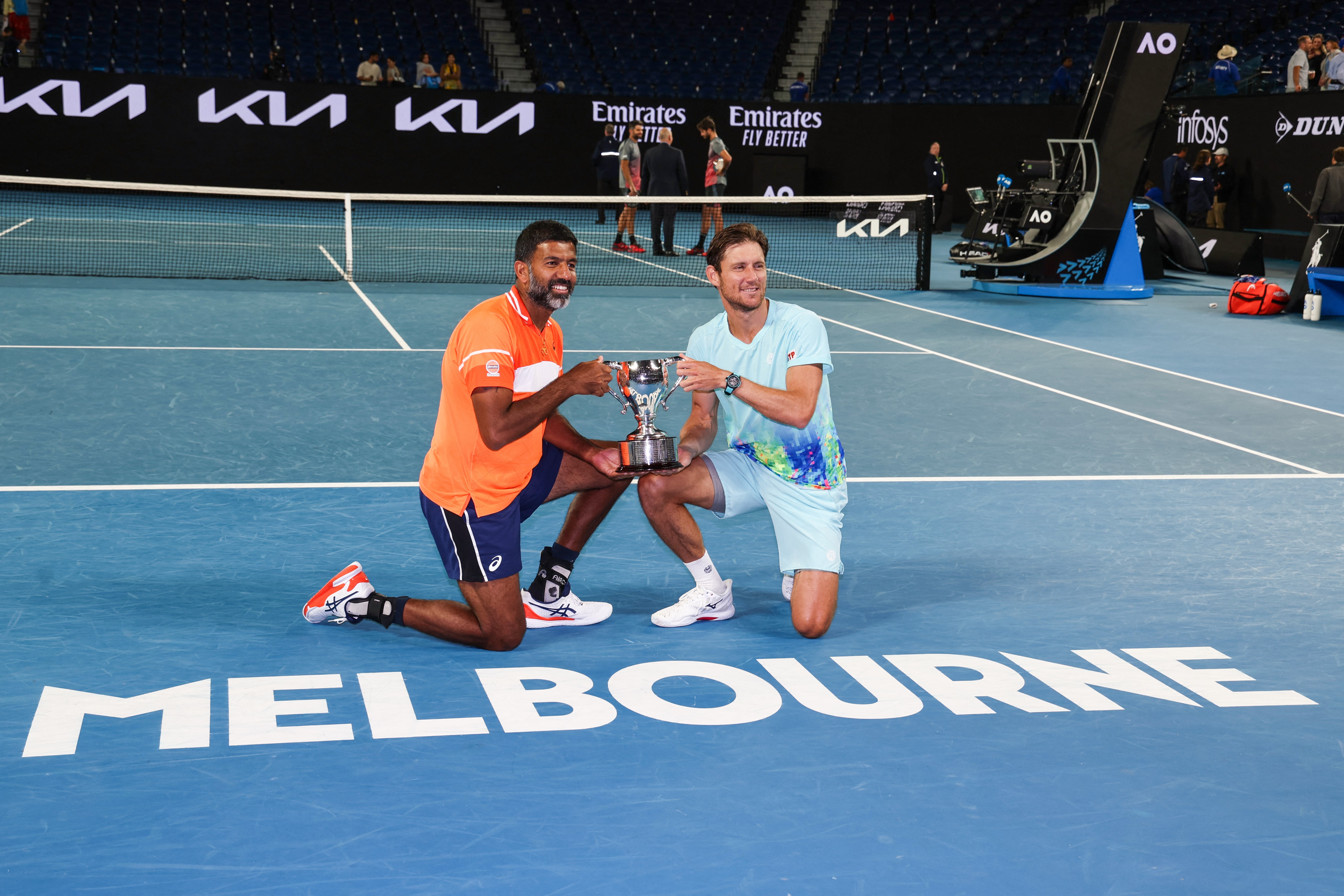 2024 ऑस्ट्रेलियन ओपन पुरुष युगल खिताब जीतने के बाद बोपन्ना (बाएं) अपने साथी मैथ्यू एबडेन के साथ।