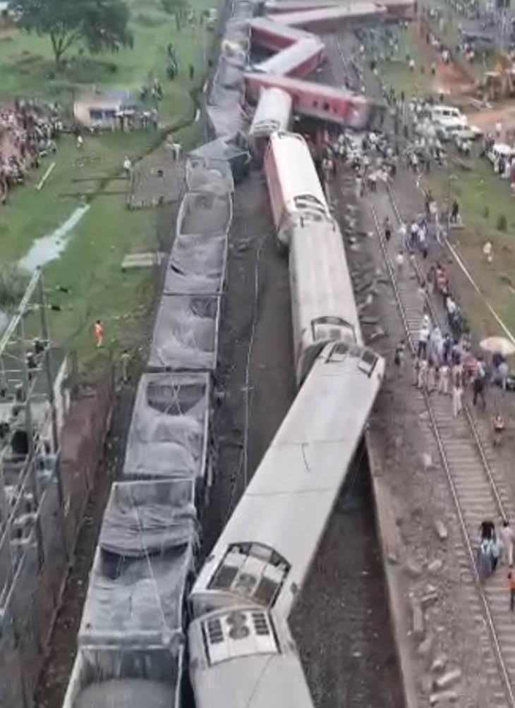 मुंबई-हावड़ा मेल की 18 बोगियां पटरी से उतर गईं।