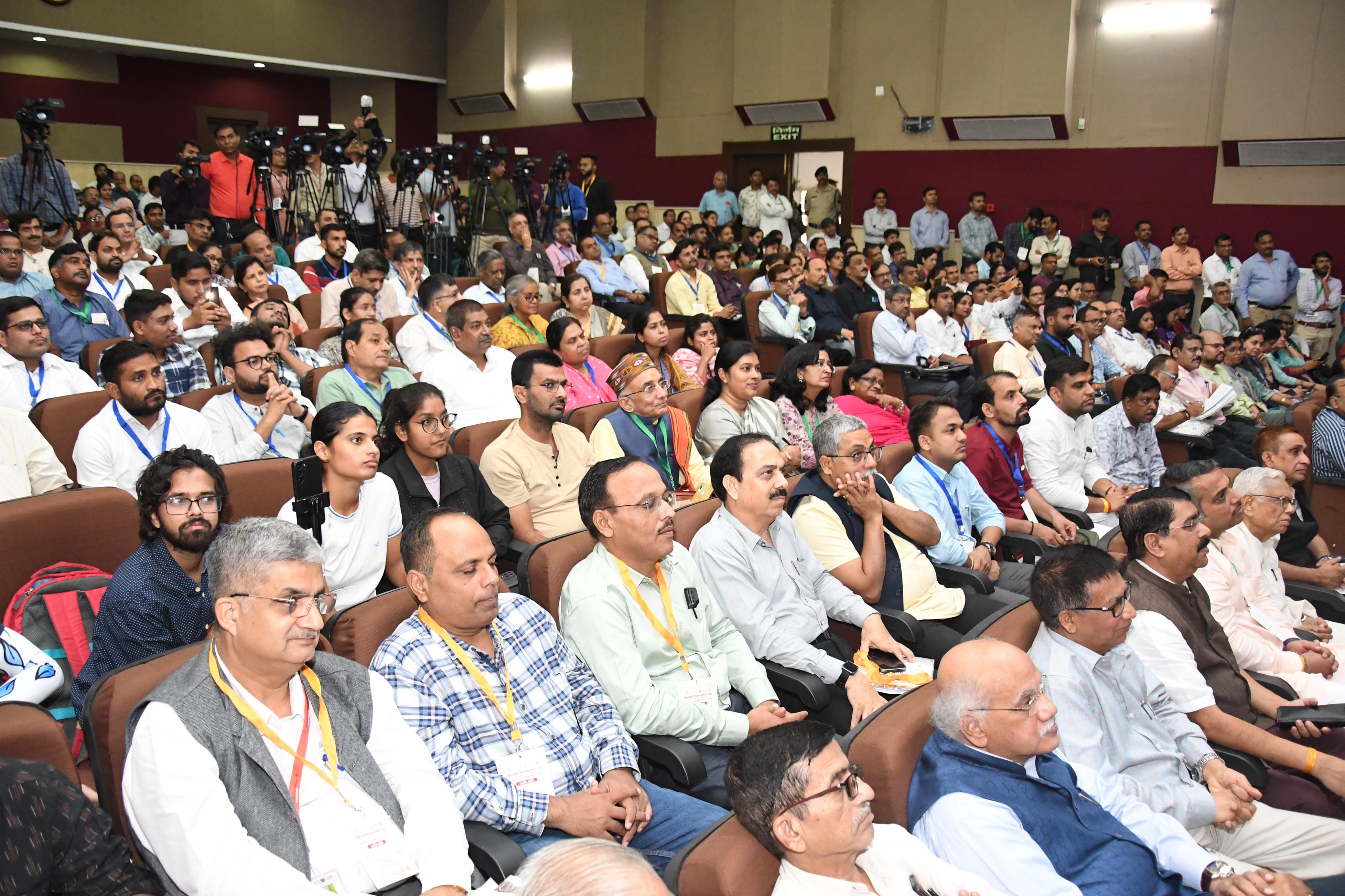 दो दिवसीय राष्ट्रीय हिन्दी विज्ञान सम्मेलन में भाग लेने के लिए आए प्रतिभागी।