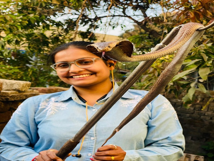 जहरीले सांपों को भी आसानी से पकड़ लेती हैं अजिता।
