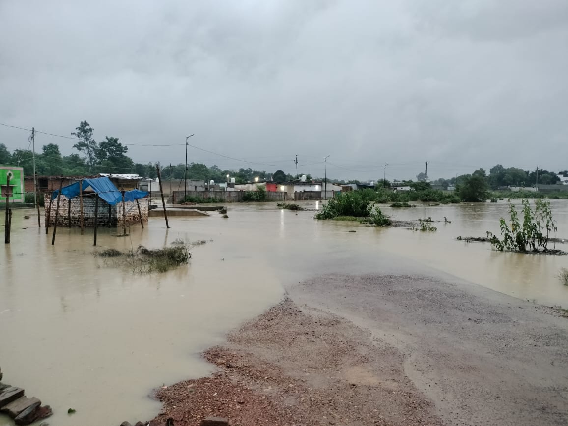 कोरबा जिले में मंगलवार की रात झमाझम बारिश के कारण घरों में पानी घुस गया।