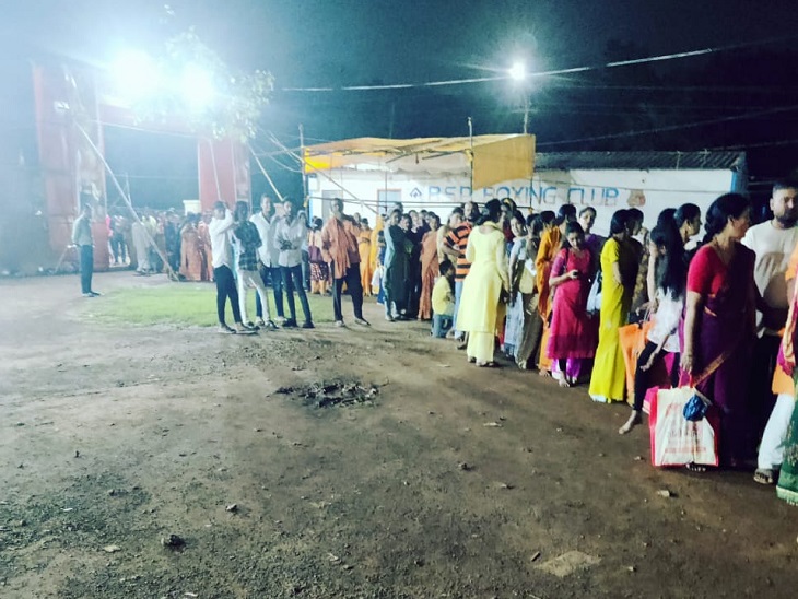 महिला पुरुषों की एक लाइन होने से लाइन हो गई काफी लंबी