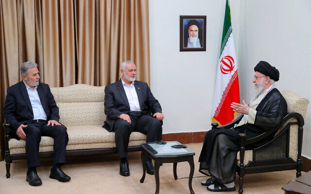 यह तस्वीर मंगलवार की है जब ईरान के सुप्रीम लीडर अयातुल्ला खामेनेई के घर इस्माइल हानिये और इस्लामिक जिहाद के नेता जैद नखलेह पहुंचे थे।