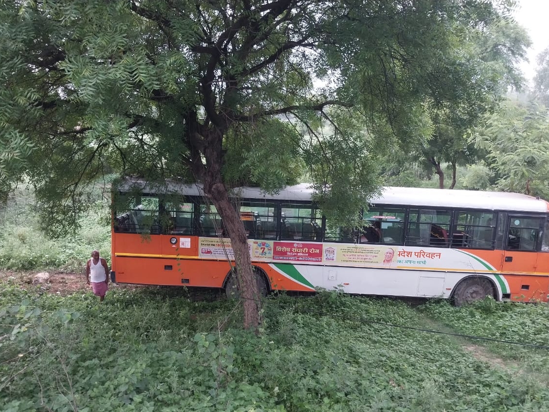 A bus broke the railing and fell into a ditch in Unnao