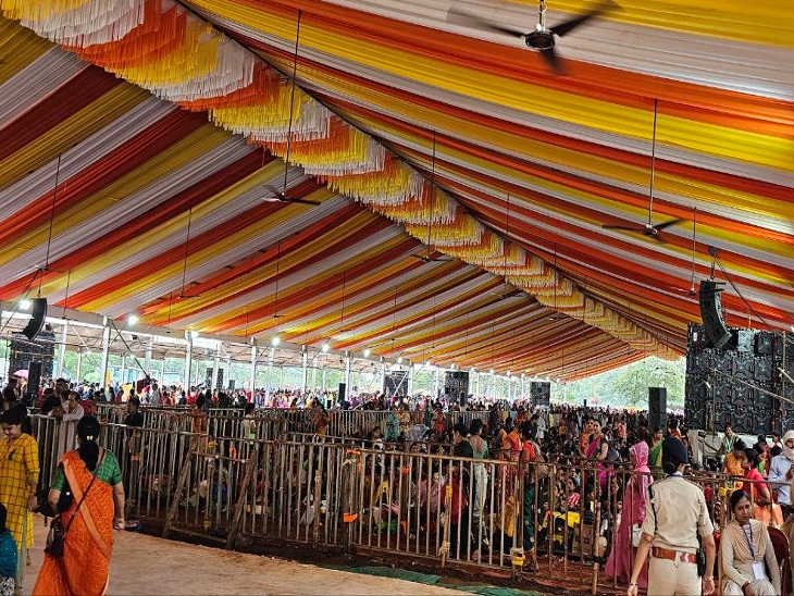 कथा सुनने के दौरान भीड़ का फायदा उठाकर किशोरी भागी