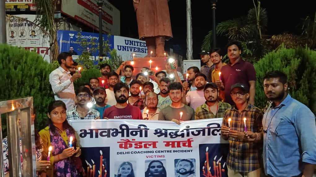 Competitive students took out a candle march at night | प्रयागराज में  छात्रों ने निकाला कैंडल मार्च: दिल्ली कोचिंग हादसे में मरने वाले स्टूडेंट्स  को दी ...