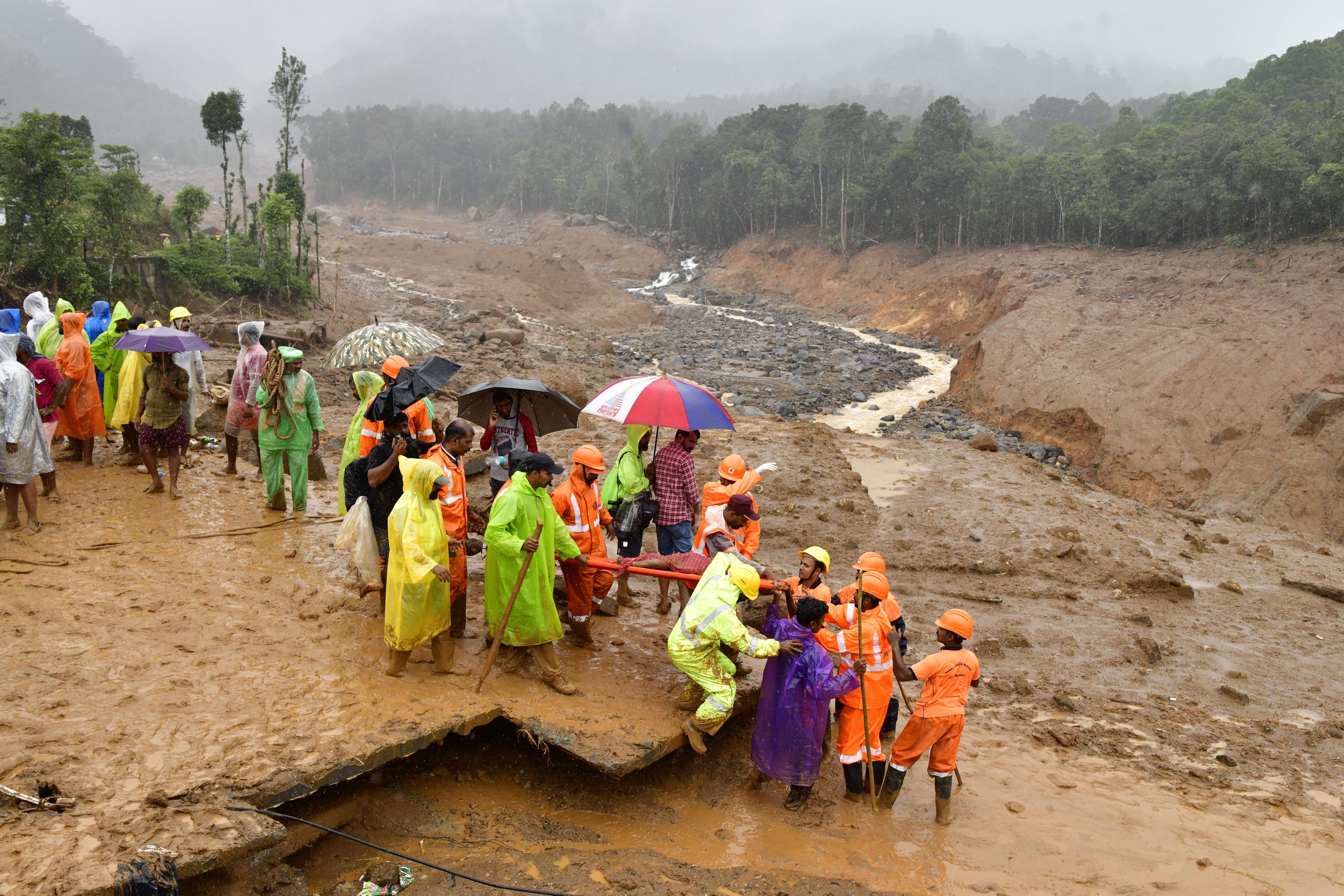 मलबे के नीचे दबे शवों को निकालने का काम NDRF और आर्मी मिलकर कर रही है।