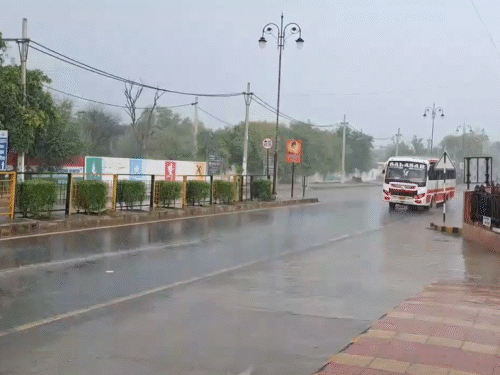 हिसार में बीते कल तेज बारिश हुई। जिससे लोगों को उमस भरी गर्मी से राहत मिली।