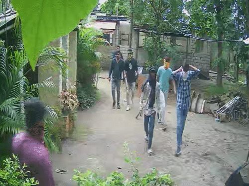 आरोपी CCTV में चेहरे पर स्कार्फ बांधकर हाथों में डंडा पकड़े नजर आए।