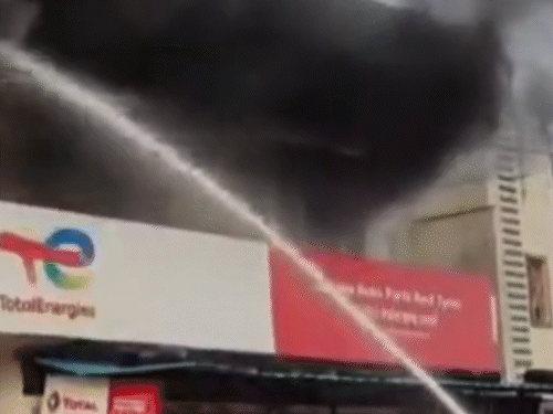 छत्तीसगढ़ के सूरजपुर जिले में ऑटो पार्ट्स और टायर की दुकान में गुरुवार को भीषण आग लग गई। - Dainik Bhaskar