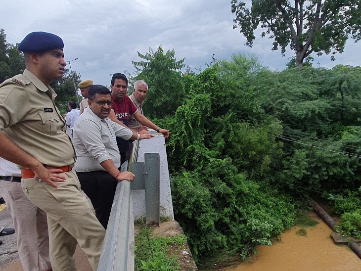 कलेक्टर नीलाभ सक्सेना, एसपी बृजेश ज्योति उपाध्याय और नगर परिषद आयुक्त करणी सिंह ने जल भराव वाले इलाकों का जायजा लिया।&nbsp; - Dainik Bhaskar