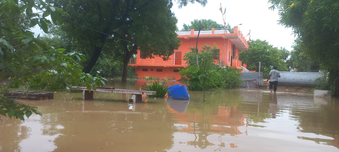 हिंडौन में श्री राघव दास स्वर्गाश्रम में तीन फीट तक पानी भर गया।