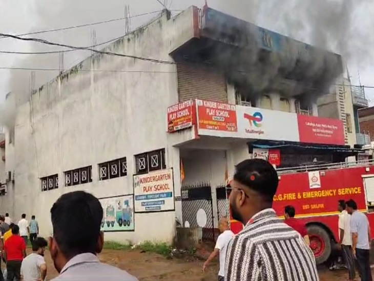 चार घंटे की मशक्कत के बाद आग पर पाया गया काबू